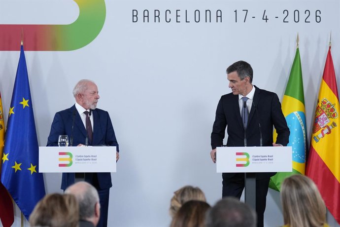 El presidente del Gobierno de España Pedro Sánchez, acompañado por miembros del Gobierno de España y el presidente de Brasil, Luiz Inácio Lula da Silva, durante la celebración de la I Cumbre España-Brasil, a 17 de abril de 2026, en Barcelona, Catalunya (E