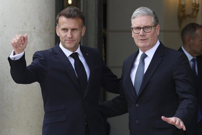 April 17, 2026, Paris, France, France: Conférence relative Ã  l'Initiative pour la navigation maritime dans le détroit d'Ormuz - Emmanuel Macron reÃoit Keir Starmer au Palais de l'Elysée