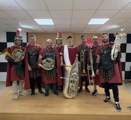 Profesorado ataviado al estilo de las Fiestas Íbero-Romanas en una de las jornadas de MusicColes.