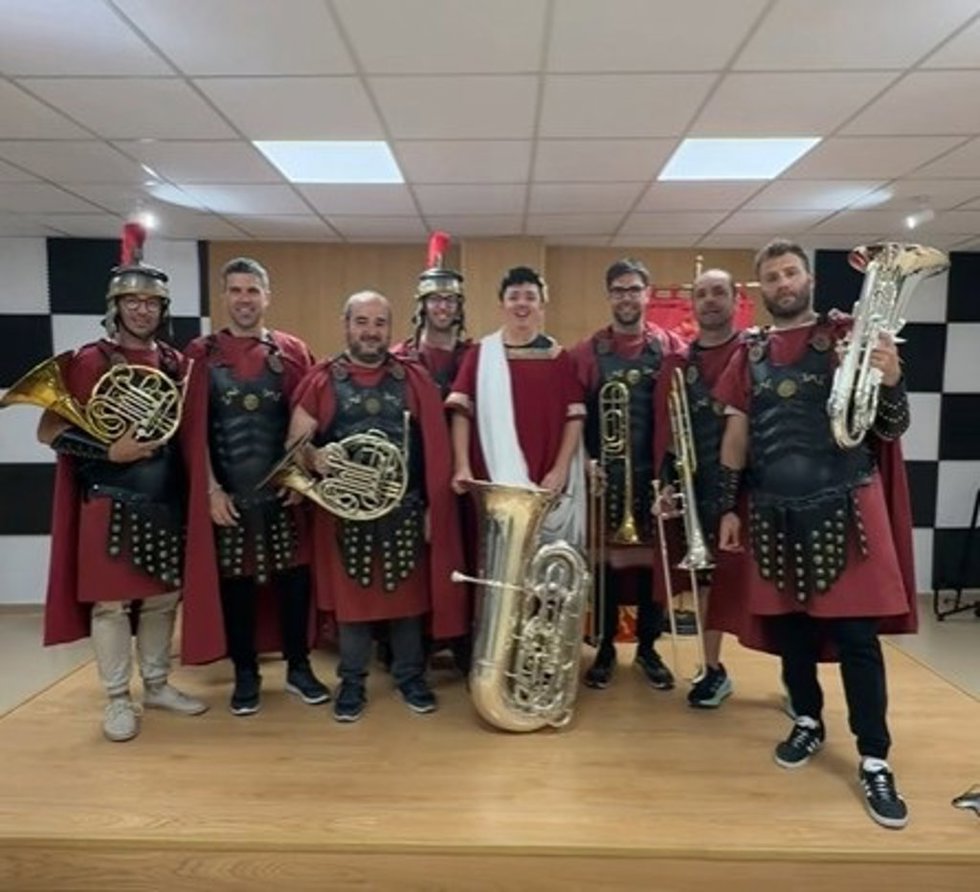 Profesorado ataviado al estilo de las Fiestas Íbero-Romanas en una de las jornadas de MusicColes.