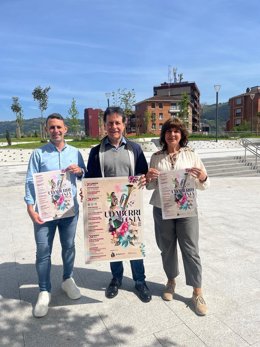 El alcalde de Basauri, Asier Iragorri, y los concejales de Cultura, María Larrinaga, y de Juventud, Jon Zugazagoitia, presentan el cartel de Udaberri Festa.