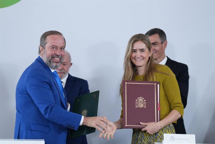 El ministro de Minas y Energía de Brasil, Alexandre Silveira, y la vicepresidenta tercera y ministra para la Transición Ecológica, Sara Aagesen, durante la celebración de la I Cumbre España-Brasil, a 17 de abril de 2026, en Barcelona, Catalunya (España). 