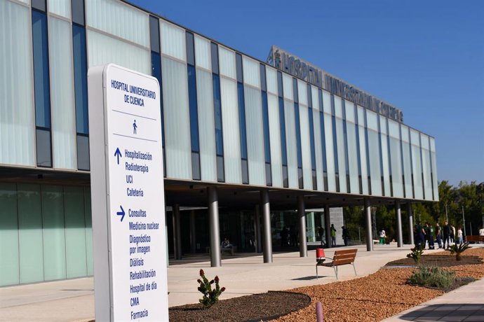 Archivo - Acceso del Hospital Universitario de Cuenca.