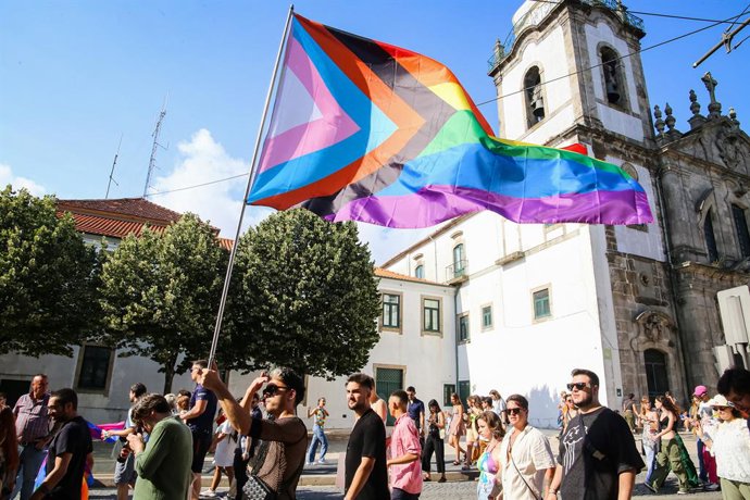 Archivo - Arquivo - 8 de julho de 2023, Porto, Portugal: Um participante segura uma bandeira LGBTI+ durante a Marcha do Orgulho LGBTI+ anual. Pessoas participam da Marcha do Orgulho LGBTI+ anual no Porto, evento que este ano foi marcado por tensões entre 
