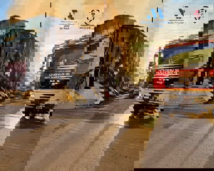 Imagen del incendio en el polígono industrial de Cajiz