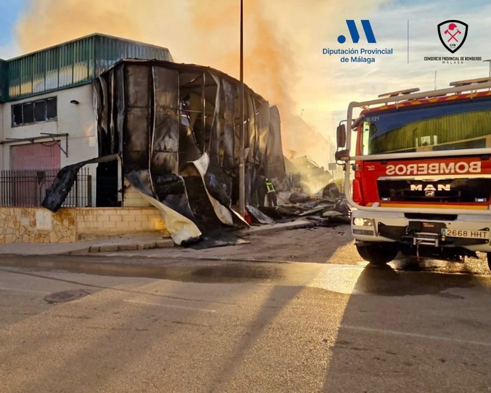 Imagen del incendio en el polígono industrial de Cajiz