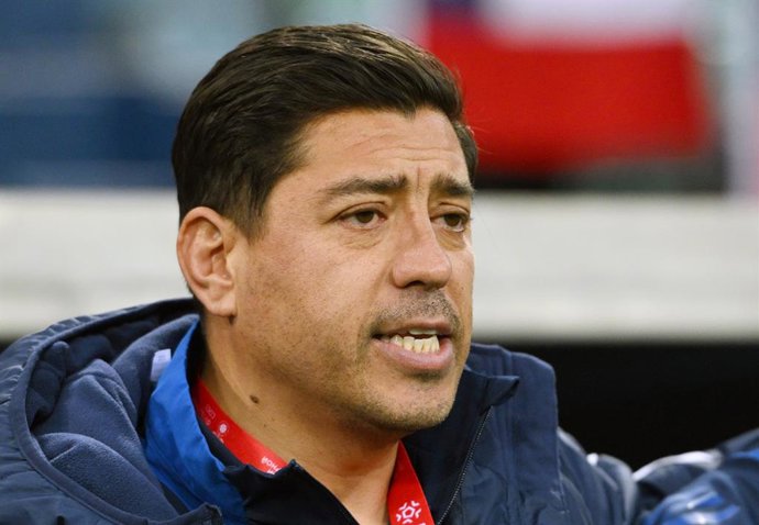 Futbol, Chile vs Peru Partido amistoso 2025 El entrenador de la seleccion chilena Nicolas Cordova, es fotografiado, durante el partido amistoso contra Peru disputado en el Estadio Olimpico Fisht de Sochi, Rusia. 18/11/2025 Sipa/Photosport  Football,