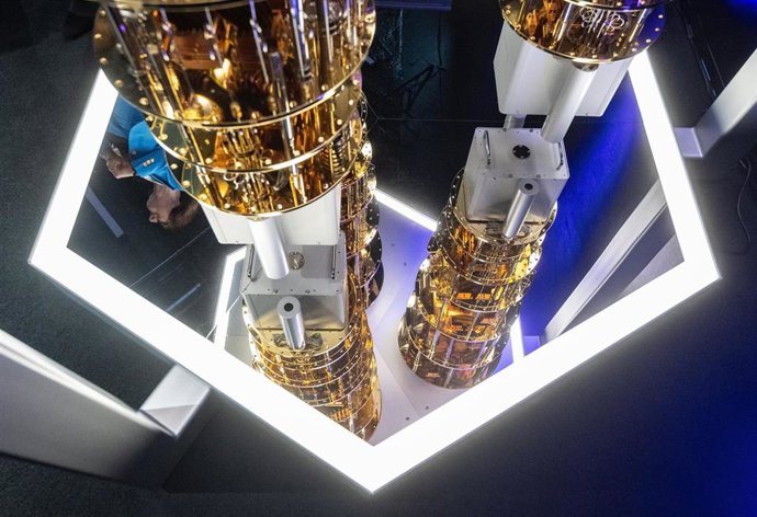 Archivo - 01 October 2024, Baden-Württemberg, Ehningen: Heike Riel, physicist and IBM Fellow, stands next to a model of a suspension of a quantum chip of a Quantum System Two quantum computer at the opening of the first quantum data center of the IBM comp