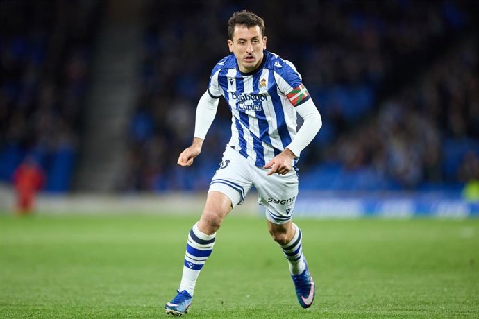 Archivo - Mikel Oyarzabal, en un partido con la Real Sociedad.