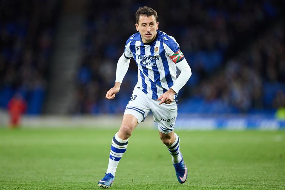 Archivo - Mikel Oyarzabal, en un partido con la Real Sociedad.
