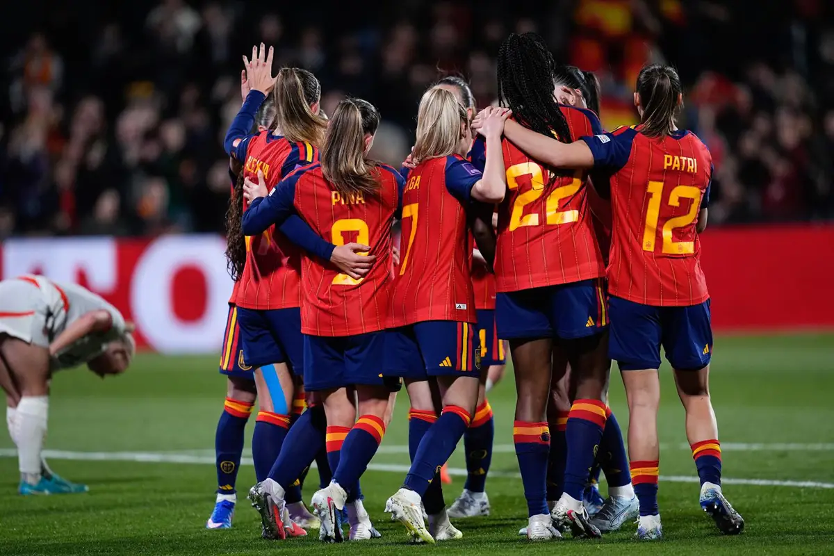 Las jugadoras de la selección española celebran un gol