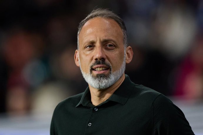 Archivo - Arquivo - Pellegrino Matarazzo, técnico da Real Sociedad, observa antes da partida da LaLiga EA Sports entre a Real Sociedad e o CA Osasuna, em Anoeta, em 15 de março de 2026, em San Sebastián, Espanha.