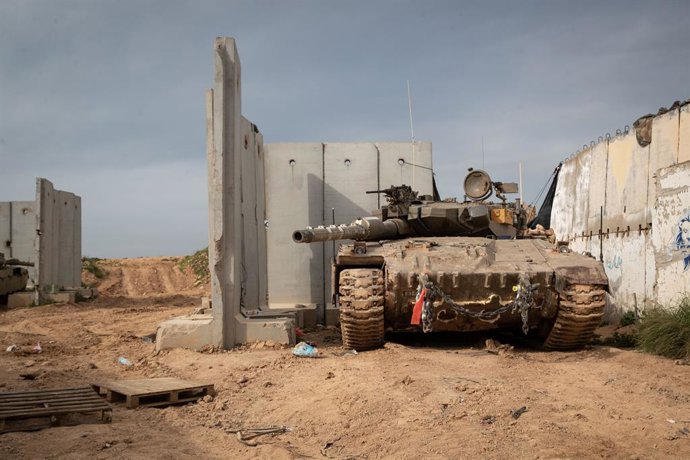 Archivo - Arquivo - JERUSALÉM, 13 de março de 2026  -- Tropas israelenses se posicionam em uma área de concentração no norte de Israel, perto da fronteira com o Líbano, em 13 de março de 2026. O Exército israelense informou nesta sexta-feira, em comunicad