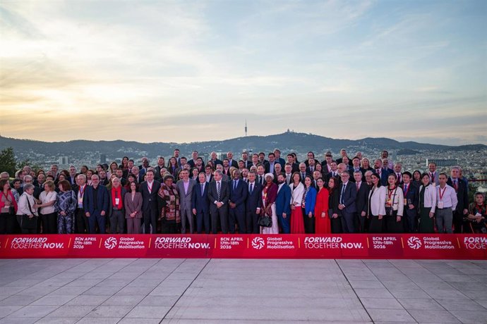 Foto de familia durante la celebración de la cena de la Global Progressive Mobilisation (GPM), a 17 de abril de 2026, en Barcelona, Catalunya 