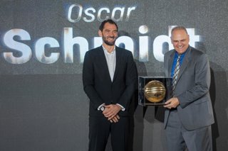 Archivo - El presidente de la FEB Jorge Garbajosa (i) y el jugador de baloncesto Oscar Schmidt (d) en la gala Hall of Fame 2022,a 20 de octubre del 2022, Sevilla (Andalucía, España) .Sevilla acoge este jueves el II "Hall of Fame" de la Federación Española