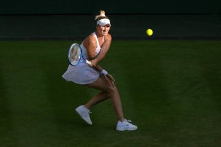 Archivo - 02 July 2025, United Kingdom, London: Czech tennis player Marketa Vondrousova plays a forehand return against UK's Emma Raducanu during their women's singles second round tennis match on day three of the 2025 Wimbledon Championships at the All E