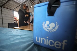 Archivo - November 9, 2025, Gaza City, Gaza Strip, Palestinian Territory: The United Nations Children's Fund (UNICEF), in collaboration with the Palestinian Red Crescent Society, has launched a new vaccination campaign for children at es-Seraya Sahra Hosp