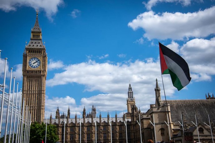 Archivo - August 9, 2025, London, United Kingdom: A large Palestinian flag is displayed at Houses of Parliament, Parliament Square during the National March for Palestine - Stop Starving Gaza - Stop Arming Israel in central London. Following the Home Secr