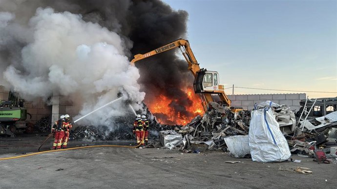 Bomberos evitan la propagación de un incendio en una planta de reciclaje en Torrejón de Velasco (Madrid)