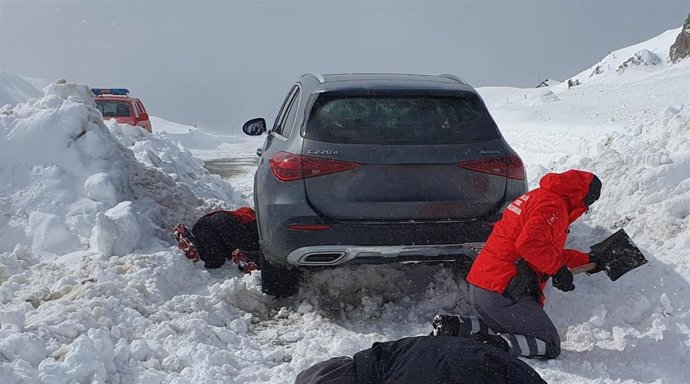 Un agente de la Policía Foral ayuda a un ciudadano con su coche en Belagua.