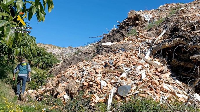 Vertido de residuos de obras en Málaga.