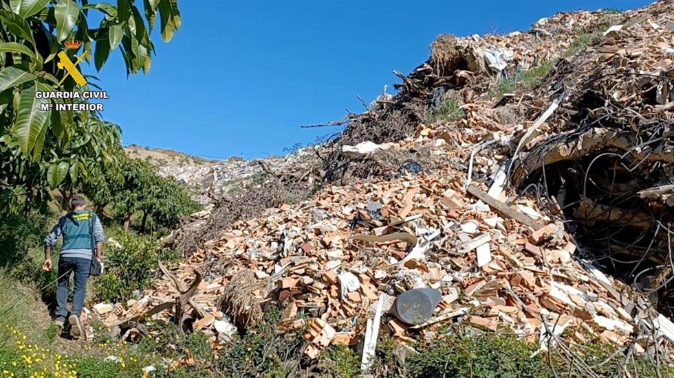 Vertido de residuos de obras en Málaga.