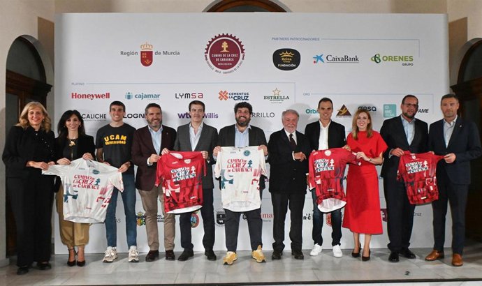 El jefe del Ejecutivo autonómico, Fernando López Miras, clausuró anoche el acto de recepción en Murcia a los participantes de la primera Ruta Ciclista Camino de la Cruz de Caravaca, organizada por CEO Congress