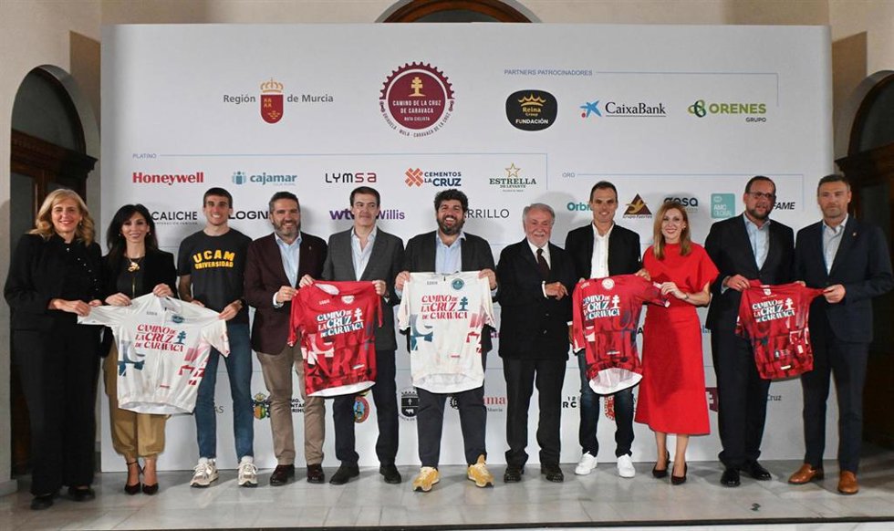 El jefe del Ejecutivo autonómico, Fernando López Miras, clausuró anoche el acto de recepción en Murcia a los participantes de la primera Ruta Ciclista Camino de la Cruz de Caravaca, organizada por CEO Congress