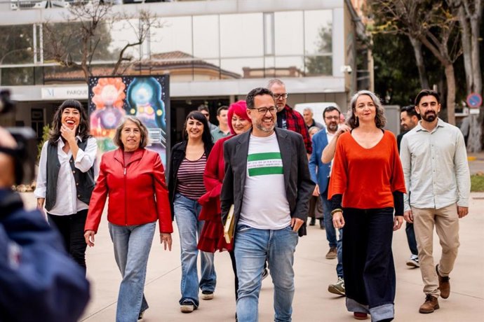 El portavoz de Adelante Andalucía, José Ignacio García, junto a su equipo de candidatos a las elecciones andaluzas del 17 de mayo de 2026. (Foto de archivo).