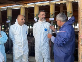 El consejero de Agricultura, Ramón Fernández-Pacheco, visita una explotación porcina en Pulpí (Almería).