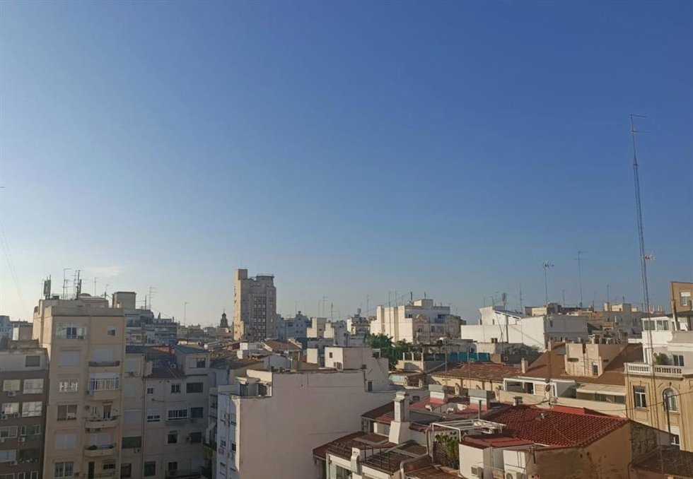 Archivo - Cielo poco nuboso y temperaturas en ascenso este sábado en la Comunitat Valenciana