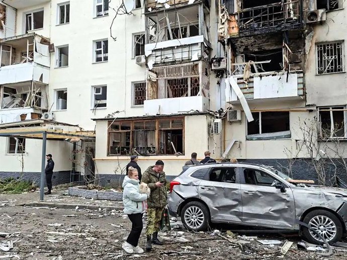 RÚSSIA, SEVASTOPOL - 24 DE MARÇO DE 2026: Um prédio de apartamentos na Rua Pavla Korchagina, onde ocorreu um incêndio em consequência de uma explosão. Captura de vídeo. Melhor qualidade disponível