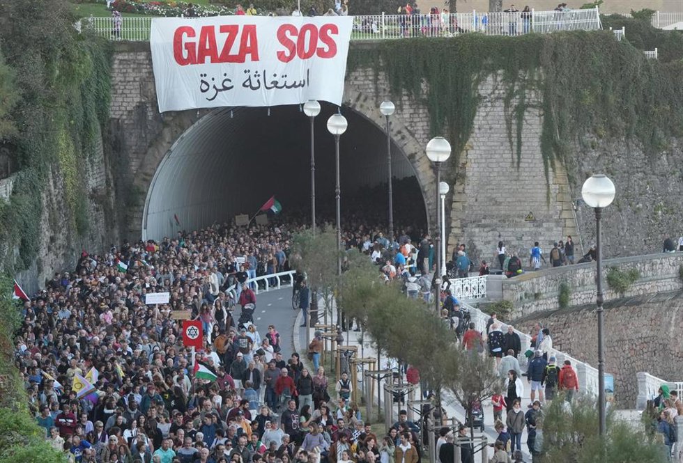 Archivo - Cientos de manifestantes durante una protesta en solidaridad con el pueblo palestino