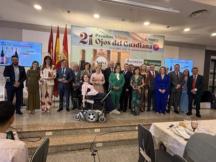 El consejero de Agricultura, Ganadería y Desarrollo Rural, Julián Martínez Lizán, en la 21ª edición de los Premios Nacionales Vinos Ojos del Guadiana, en Villarrubia de los Ojos