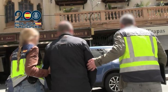 Uno de los detenidos, conducido por agentes.