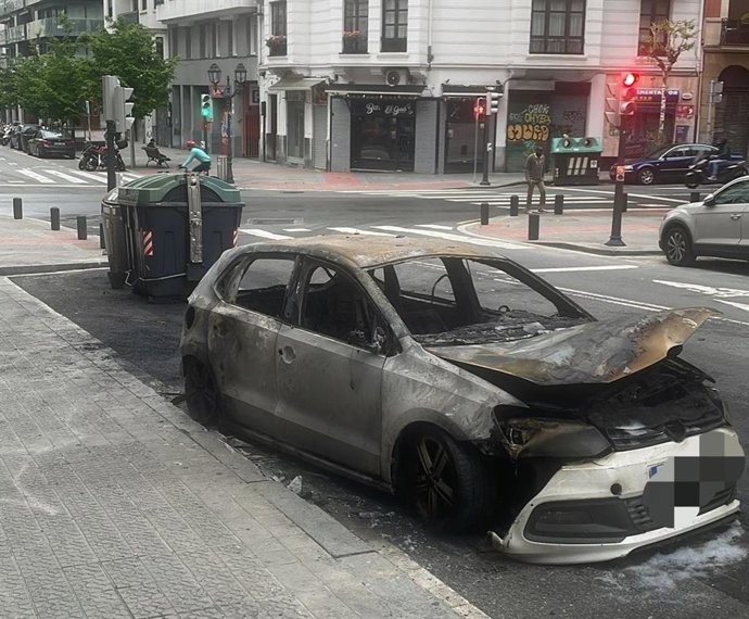 Coche calcinado este sábado de madrugada en la Alameda de Rekalde de Bilbao