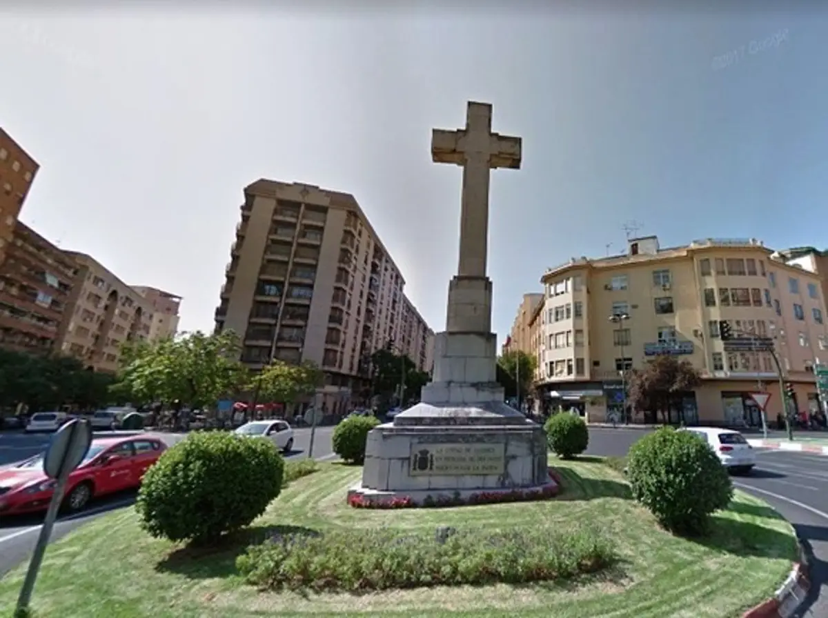 Cruz de la Plaza de América de Cáceres