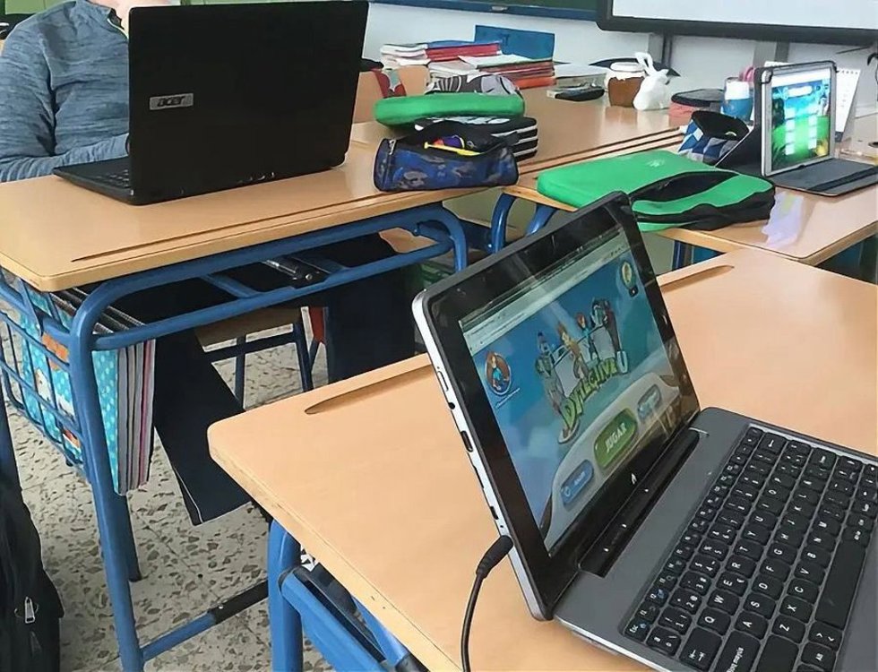 Niños utilizando la plataforma Dytective en un colegio.