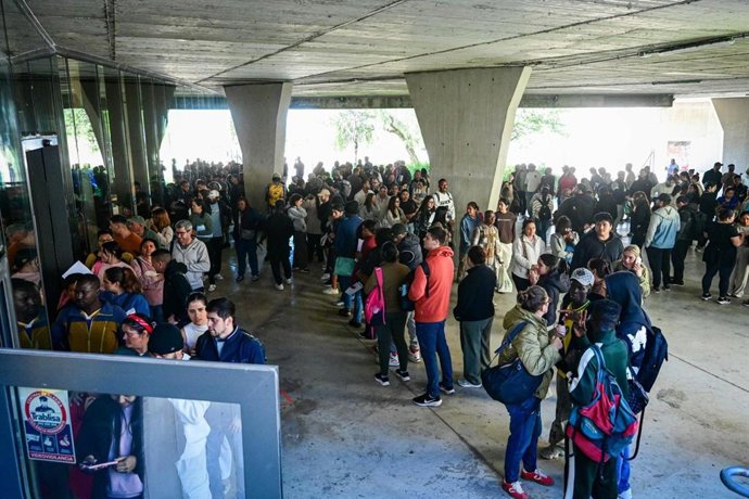 Colas de personas frente a oficinas municipales de Palma durante el proceso de regularización extraordinario de migrantes.
