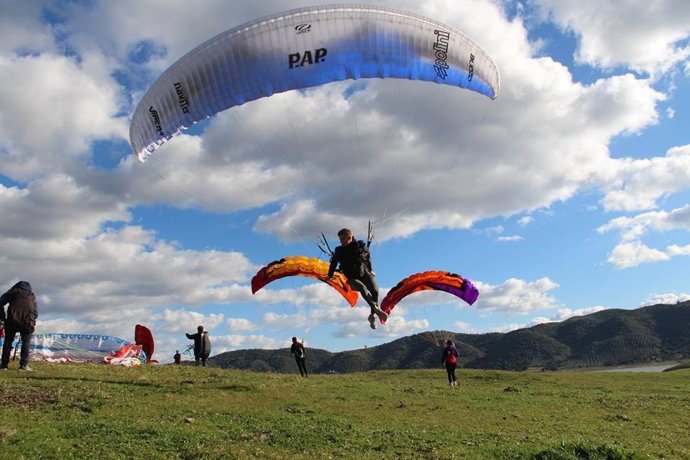 Archivo - Los parapentes vuelven a La Puebla de los Infantes. (Foto de archivo).