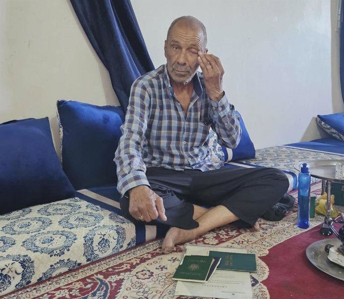 Abdalahe Nayem Mahafud, un saharaui con documentos españoles nacido en el Sáhara en su casa en los campos de refugiados de Tinduf (Argelia)