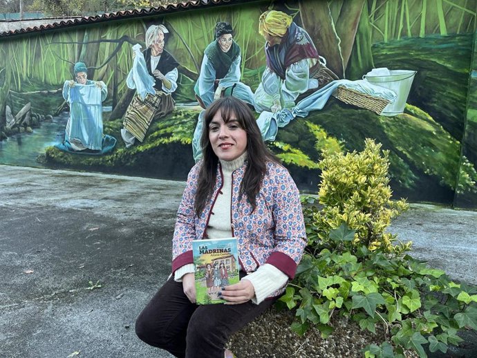 Aitana Castaño posa con su última novela 'Las Madrinas'