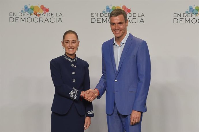 El presidente del Gobierno, Pedro Sánchez, junto a la presidenta de México, Claudia Sheinbaum