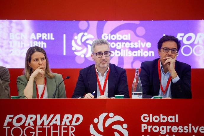 El ministre d'Hisenda, Arcadi España (c), el ministre per a la Transformació Digital , Óscar López (d), i la consellera de Drets Socials, Mónica Martínez Bravo (i), durant la segona i última jornada del Global Progressive Mobilisation