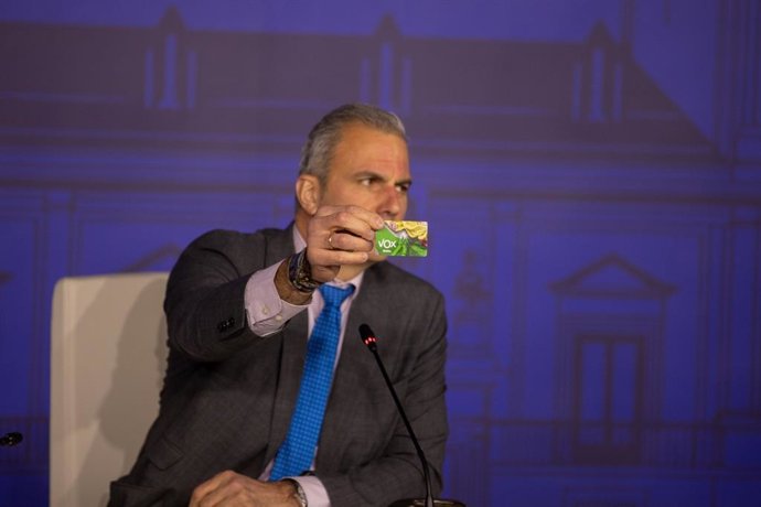 Archivo - El portavoz de Vox en el Ayuntamiento de Madrid, Javier Ortega Smith, con su carnet del partido