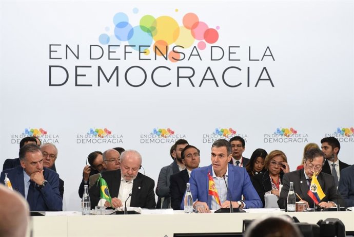 El presidente del Gobierno, Pedro Sánchez, interviene en la IV Reunión en defensa de la democracia en Barcelona.