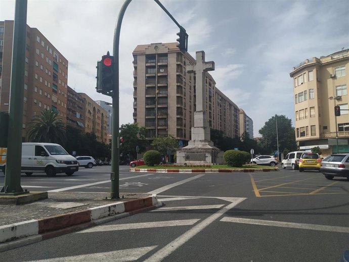 Archivo - Cruz situada en la plaza de América de Cáceres