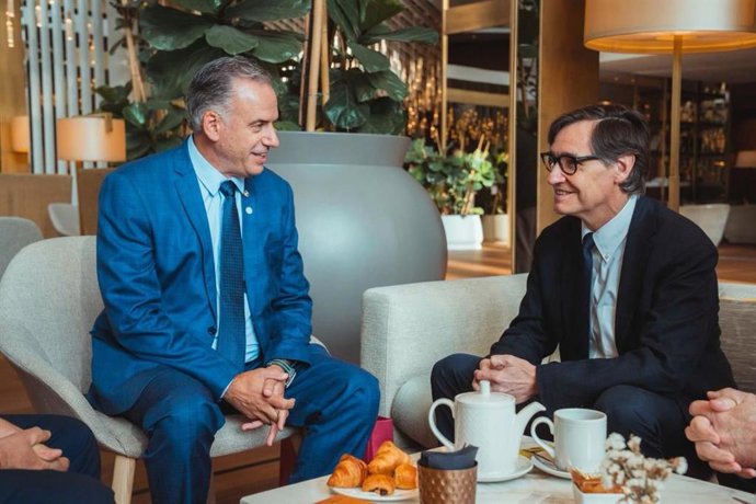 El presidente de Uruguay, Yamandú Orsi, y el presidente de la Generalitat, Salvador Illa, exploran "vías de colaboración" entre Catalunya y Uruguay en una reunión en Barcelona