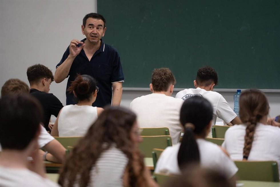 Archivo - Un profesor durante el primer examen de la primera jornada de selectividad 2025 en Valencia, a 3 de junio de 2025, en Valencia, Comunidad Valenciana (España).