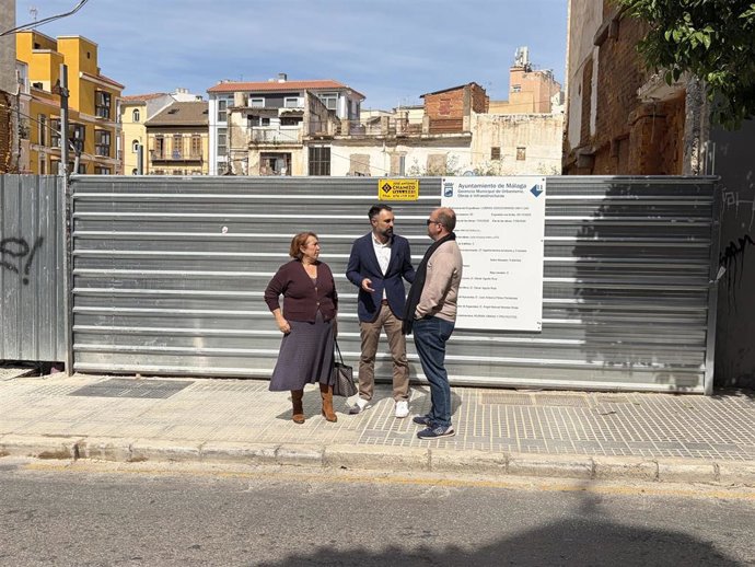 Los responsables de Urbanismo y del distrito Centro en el grupo socialista, Mariano Ruiz y Carmen Martín respectivamente, junto al presidente de la asociación de vecinos Victoriana de Capuchinos, José Ocón, durante un paseo por las calles de La Victoria.